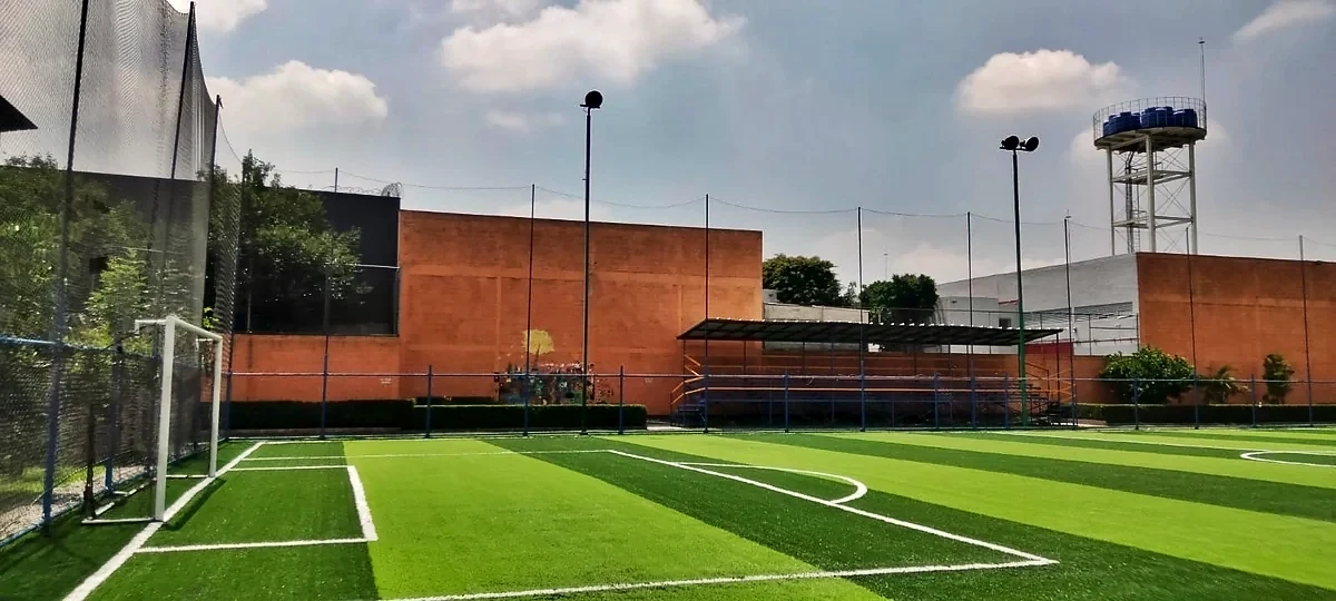 Cancha de fútbol 7 con pasto sintético en Iztapalapa, Ciudad de México: la cancha desde la línea lateral