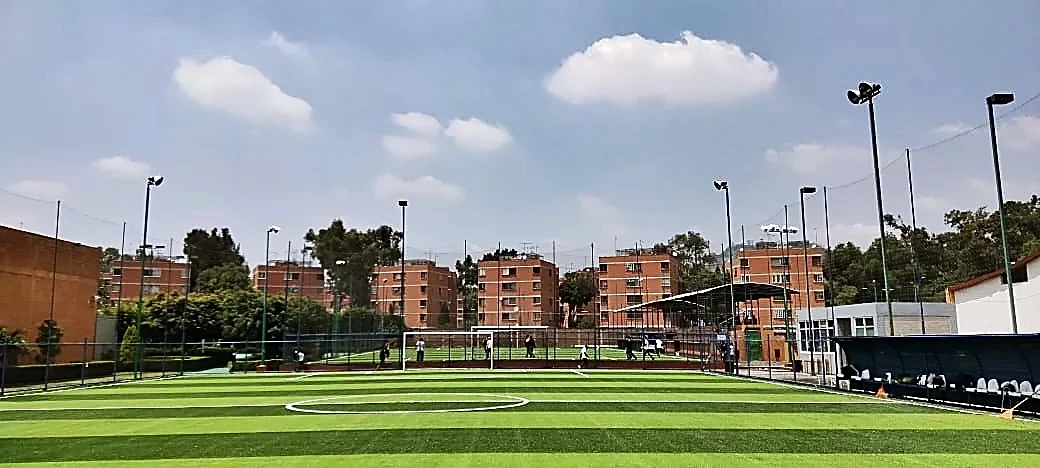 Cancha de fútbol 7 con pasto sintético en Iztapalapa, Ciudad de México: la cancha desdel fondo