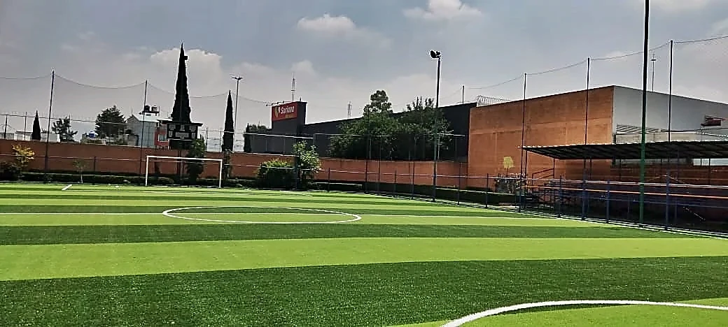 Detalle del pasto sintético de la cancha de fútbol 7 en Iztapalapa, Ciudad de México