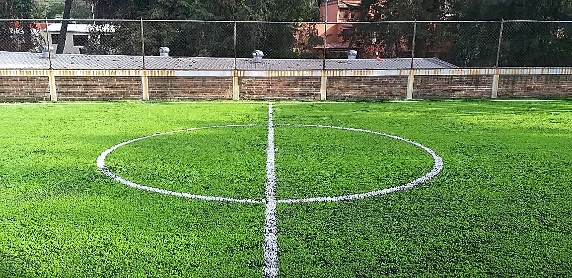 Detalle del pasto sintético de la cancha de fútbol 7 en Magdalena Contreras, Ciudad de México