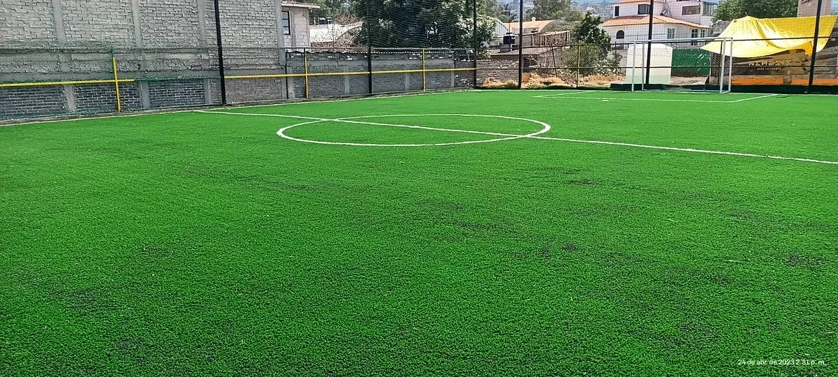 Cancha de fútbol 7 con pasto sintético en Sport Arena Invictus, Xochimilco, Ciudad de México: la cancha desde la línea lateral