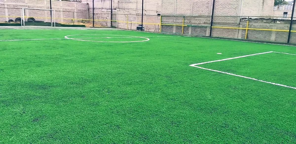 Detalle del pasto sintético de la cancha de fútbol 7 en Xochimilco, Ciudad de México
