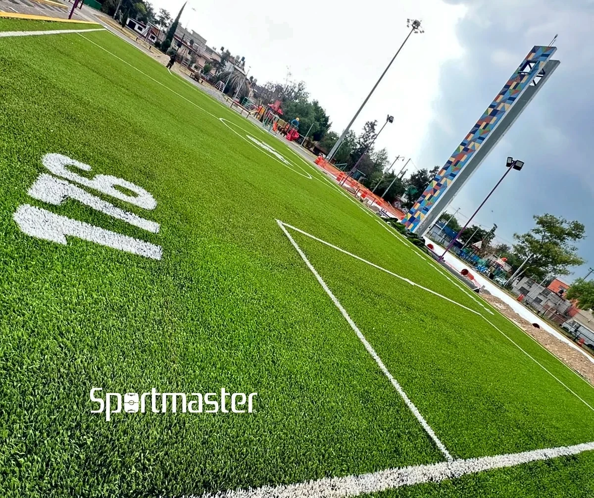 Cancha de fútbol 7 con pasto sintético en Torre 14 Fútbol, Gustavo A. Madero, Ciudad de México: líneas de juego insertadas en el mismo pasto