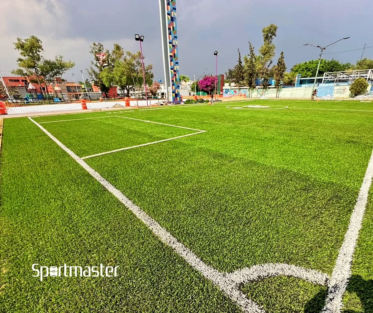 Detalle del pasto sintético de la cancha de fútbol 7 en Gustavo A. Madero, Ciudad de México