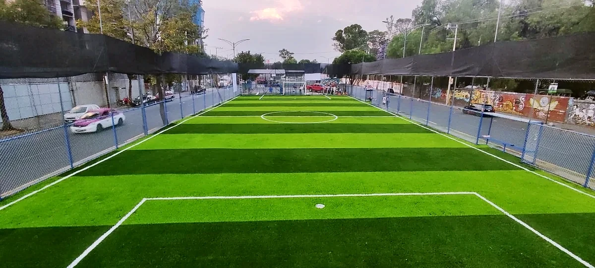Cancha de fútbol 7 con pasto sintético en World Soccer, Azcapotzalco