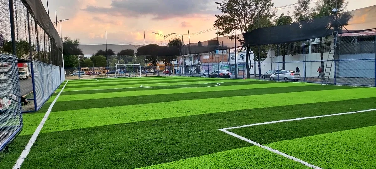 Cancha de fútbol 7 con pasto sintético en World Soccer, Azcapotzalco, Ciudad de México: otra vista de la cancha de fútbol 7