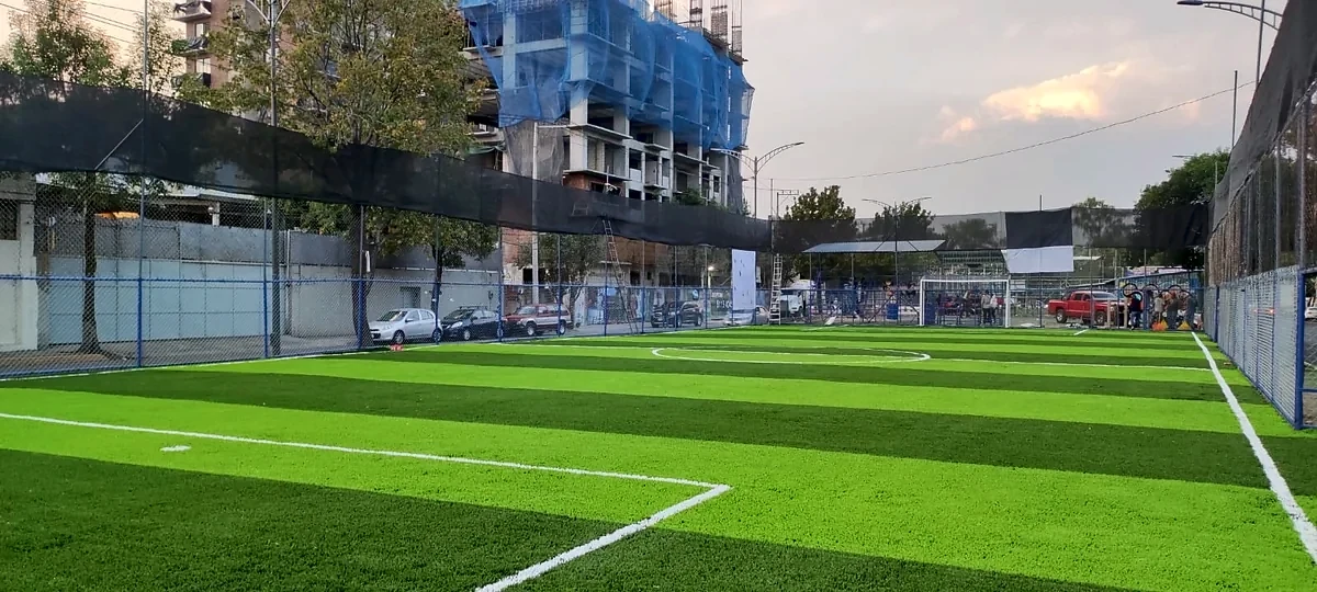 Detalle del pasto sintético de la cancha de fútbol 7 en Azcapotzalco, Ciudad de México