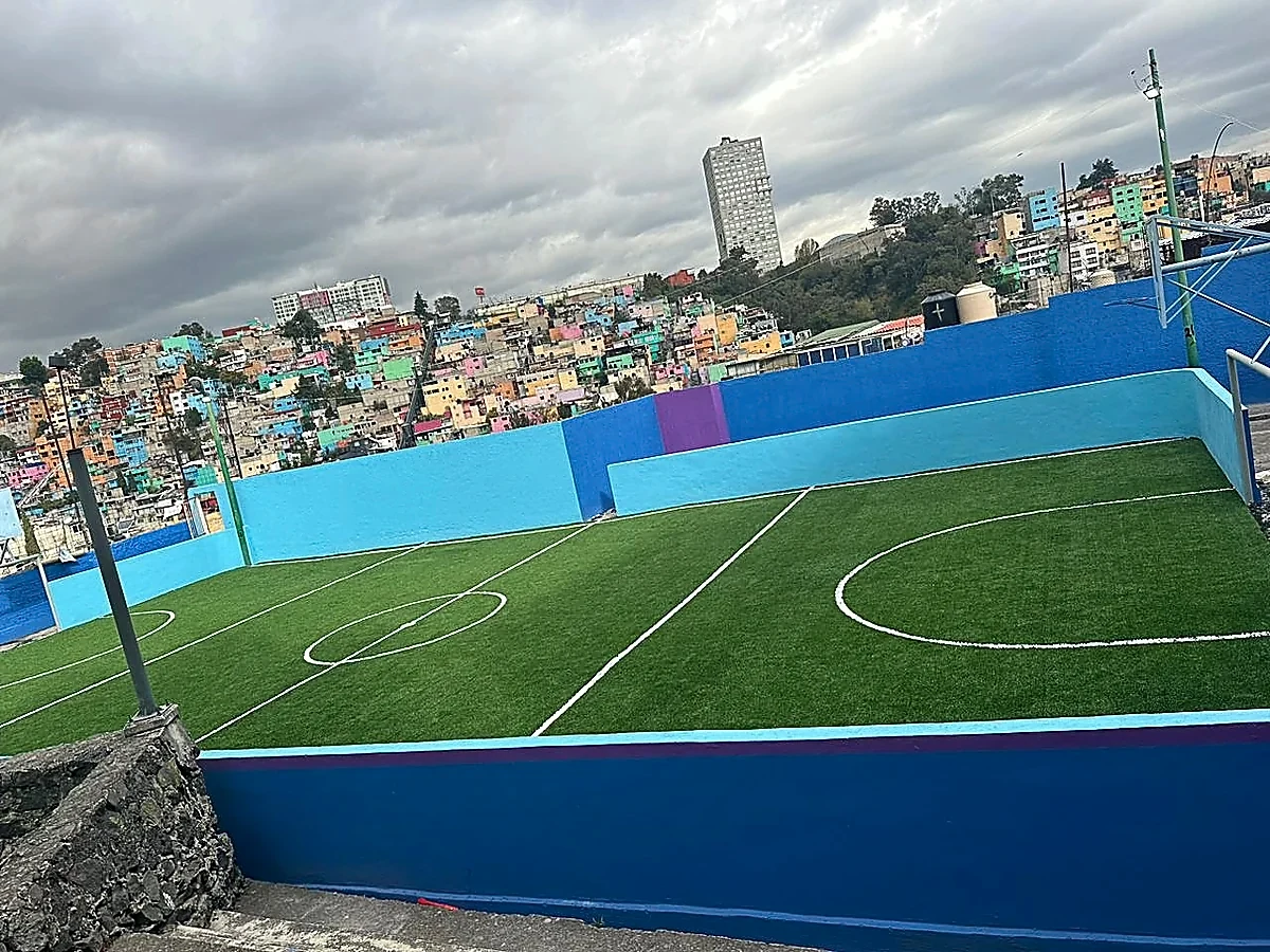 Cancha de fútbol rápido con pasto sintético en Álvaro Obregón, Ciudad de México: líneas de juego insertadas en el pasto