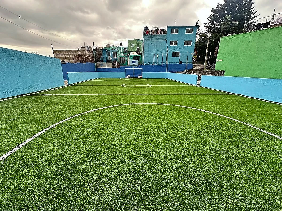 Cancha de fútbol rápido con pasto sintético en Álvaro Obregón, Ciudad de México: otra vista de la cancha