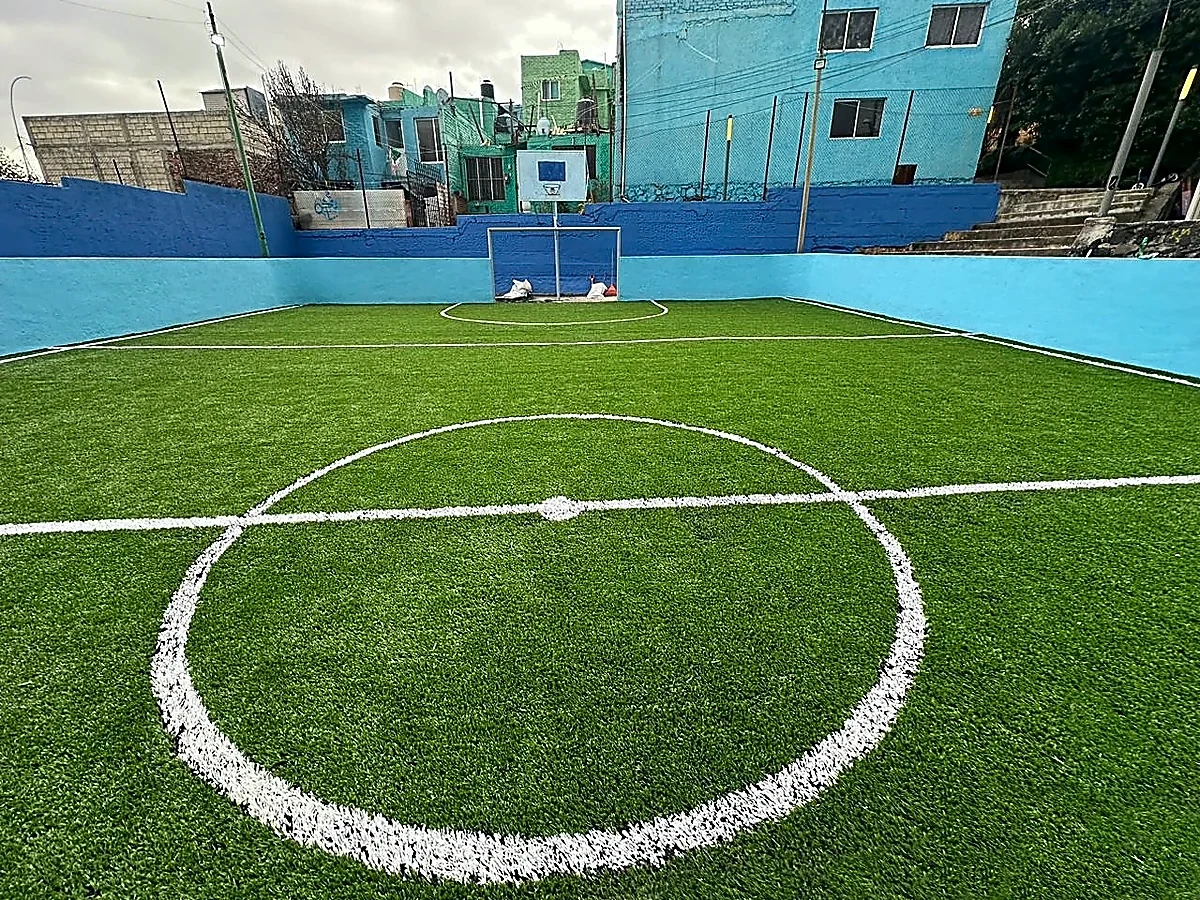 Cancha de fútbol rápido con pasto sintético en Álvaro Obregón, Ciudad de México: pasto sintético deportivo recién cepillado