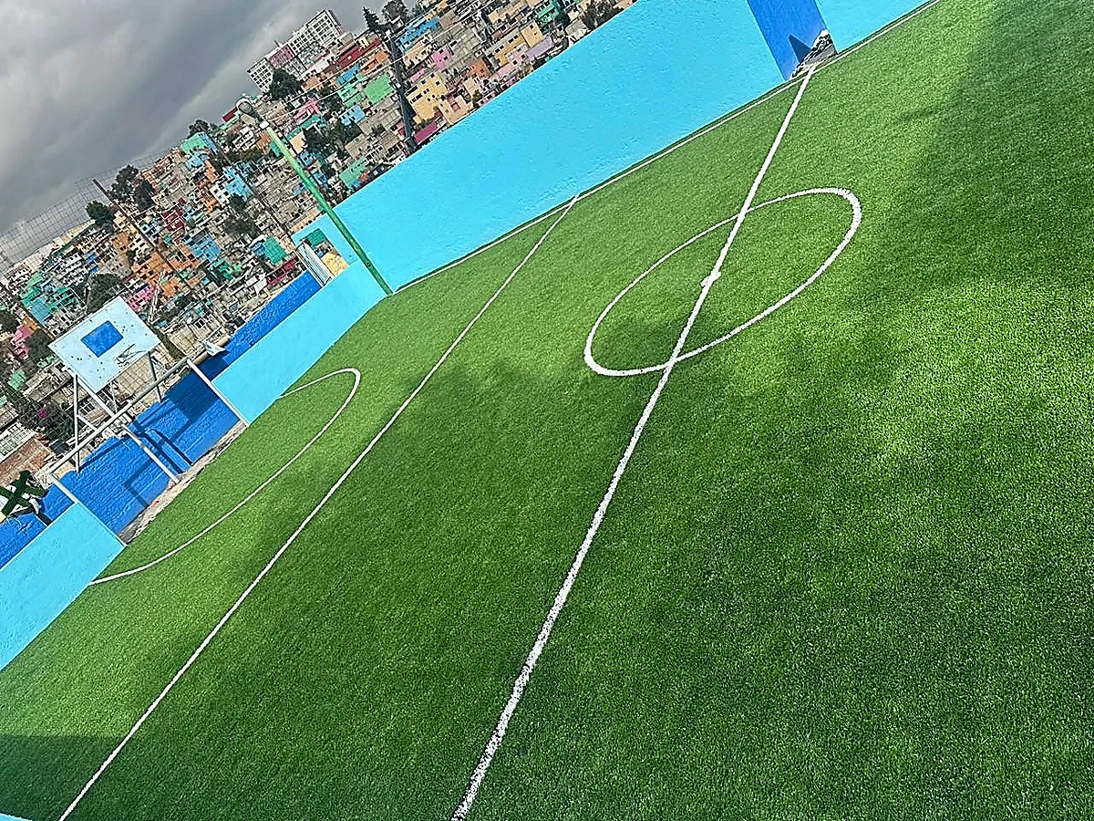 Detalle del pasto sintético de la cancha de fútbol rápido en Álvaro Obregón, Ciudad de México
