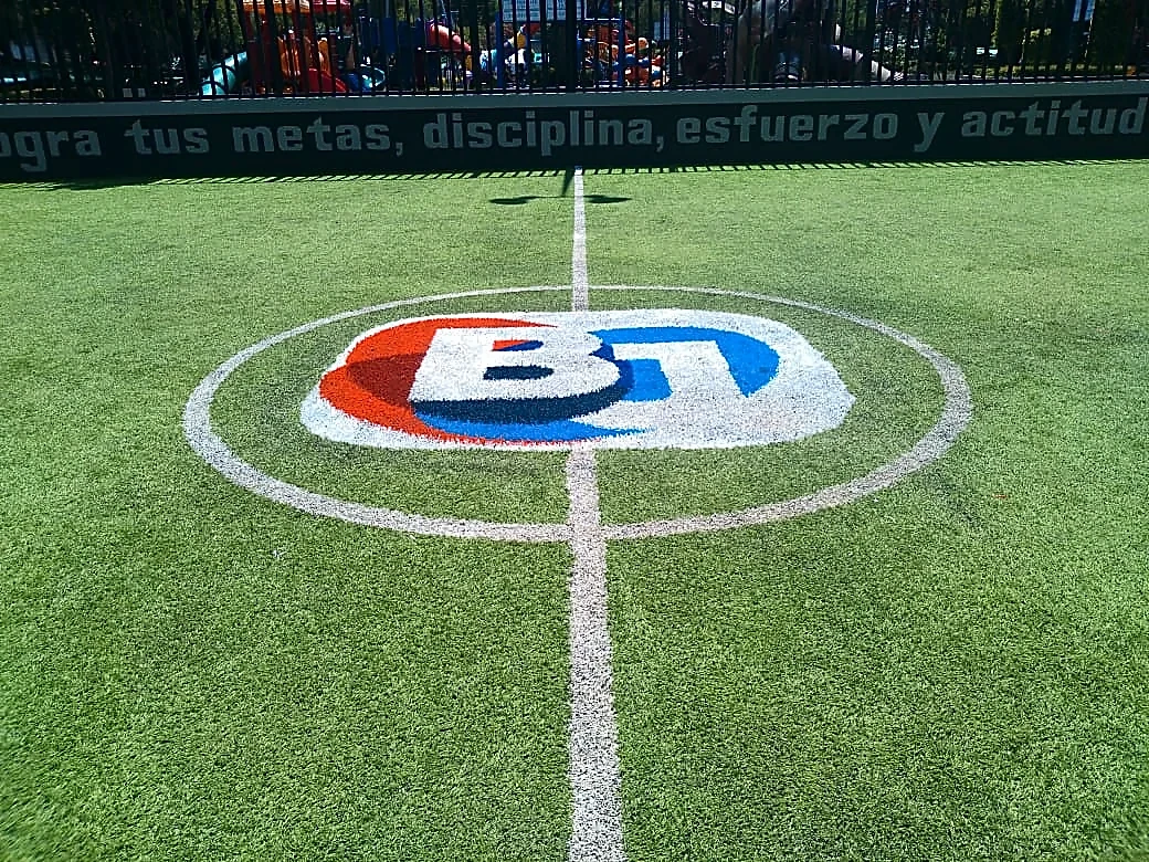 Cancha de fútbol rápido con pasto sintético en Benito Juárez, Ciudad de México: la cancha desde la línea lateral
