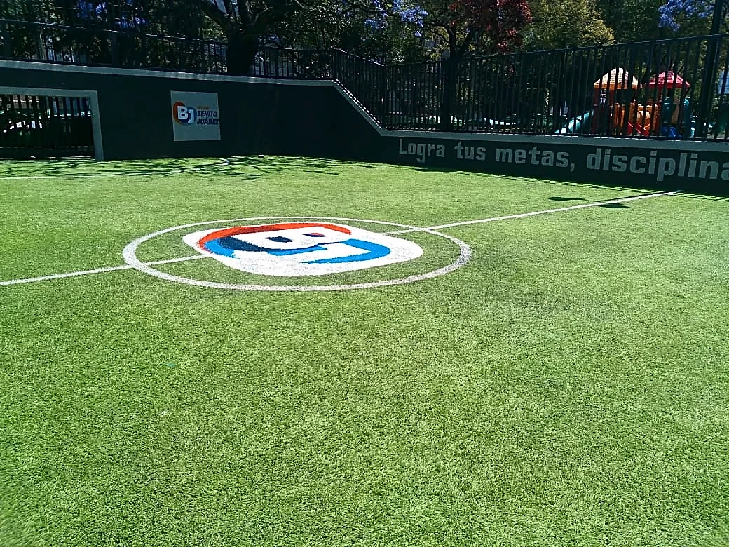 Cancha de fútbol rápido con pasto sintético en Benito Juárez, Ciudad de México: pasto sintético deportivo recién cepillado