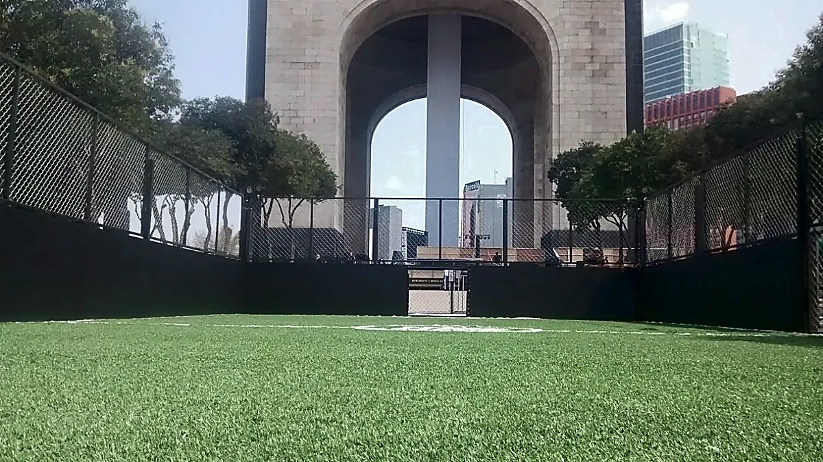 Cancha de fútbol rápido con pasto sintético en Cancha Adidas, Cuauhtémoc, Ciudad de México: líneas de juego insertadas en el pasto