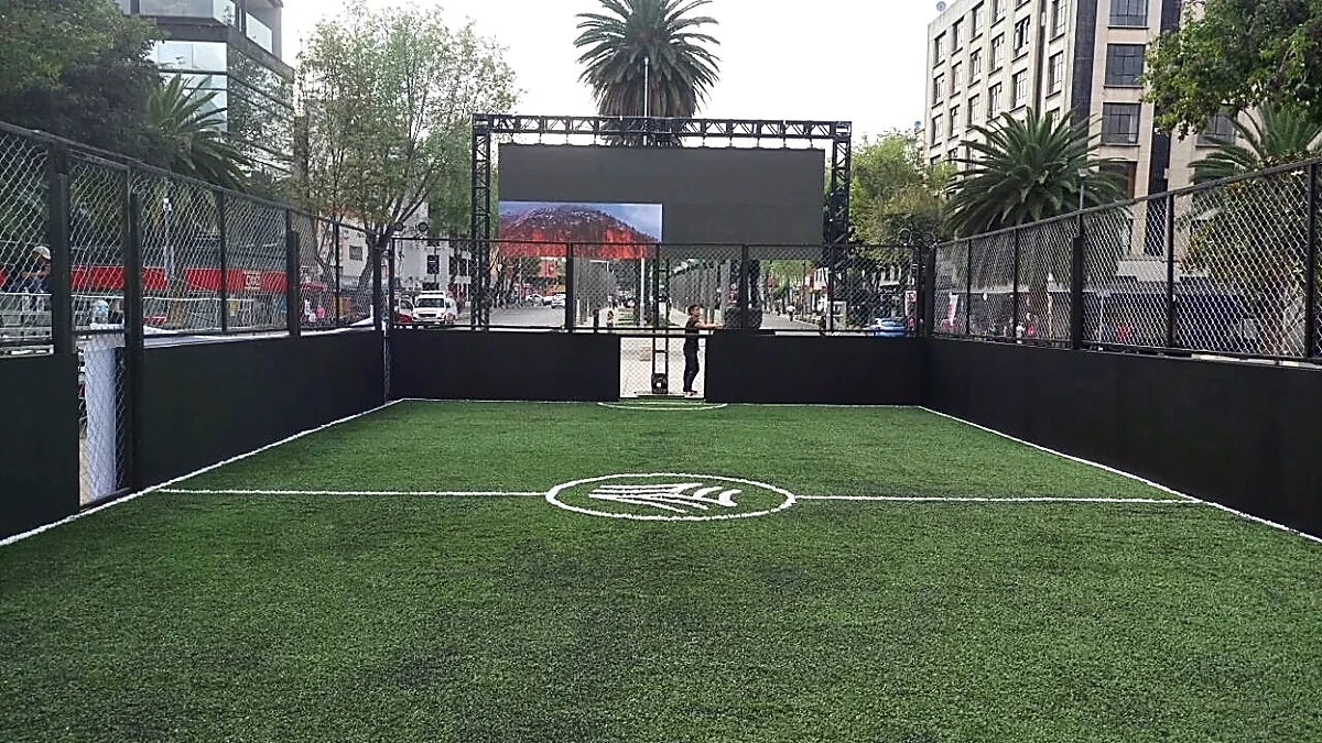 Cancha de fútbol rápido con pasto sintético en Cancha Adidas, Cuauhtémoc, Ciudad de México: vista de la cancha y su entorno