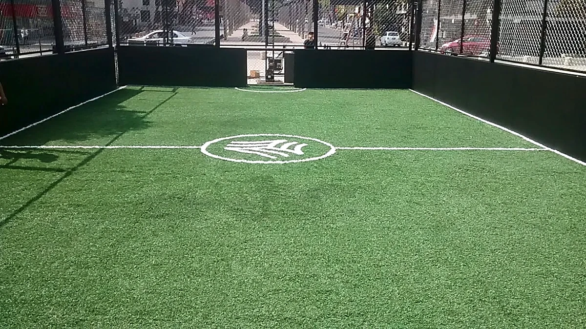 Detalle del pasto sintético de la cancha de fútbol rápido en Cuauhtémoc, Ciudad de México