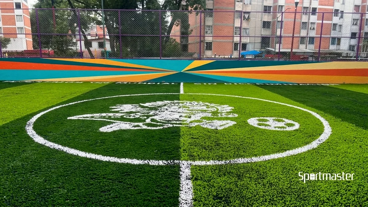 Detalle del pasto sintético de la cancha de fútbol rápido en Azcapotzalco, Ciudad de México