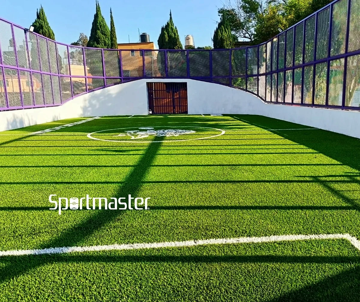 Cancha de fútbol rápido con pasto sintético en Cancha San Rafael Atlixco, Santa Cecilia, Tláhuac, Ciudad de México: líneas de juego insertadas en el pasto