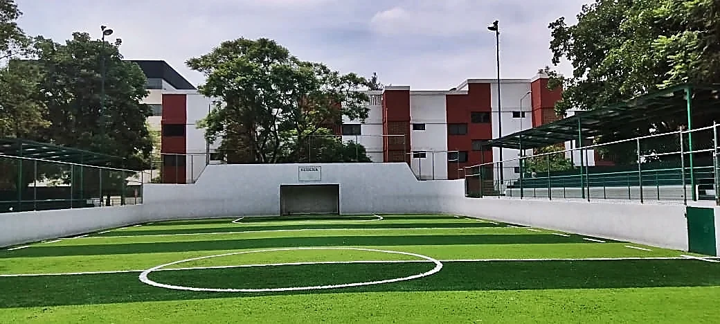Cancha de fútbol rápido con pasto sintético en Centro Deportivo SEDENA, Miguel Hidalgo, Ciudad de México: líneas de juego insertadas en el pasto