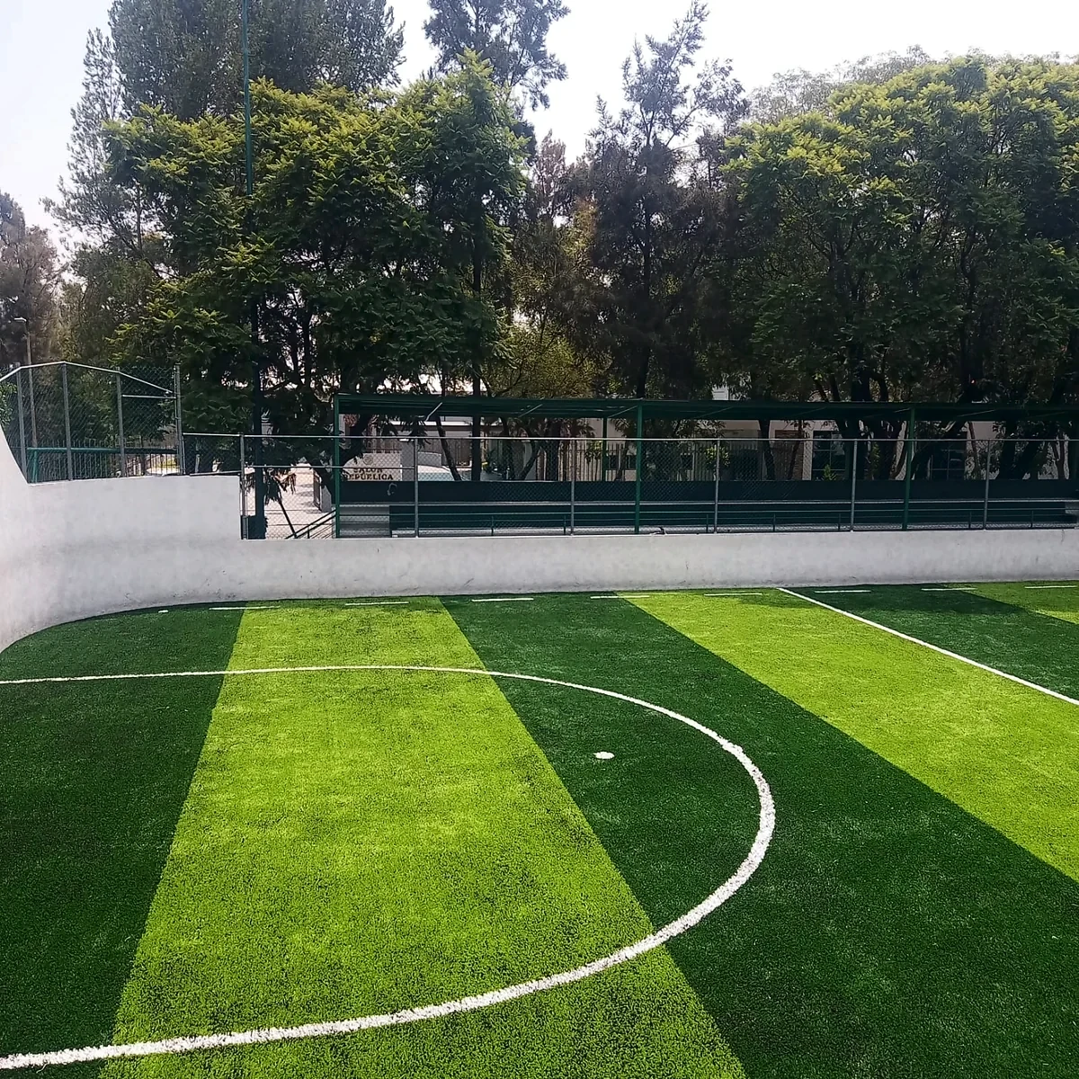Cancha de fútbol rápido con pasto sintético en Centro Deportivo SEDENA, Miguel Hidalgo, Ciudad de México: pasto sintético deportivo recién cepillado