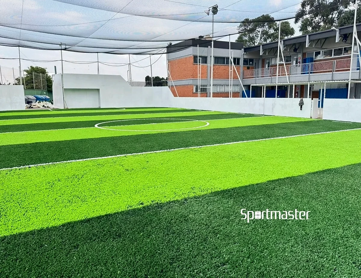 Cancha de fútbol rápido con pasto sintético en Cuajimalpa de Morelos, Ciudad de México: líneas de juego insertadas en el pasto