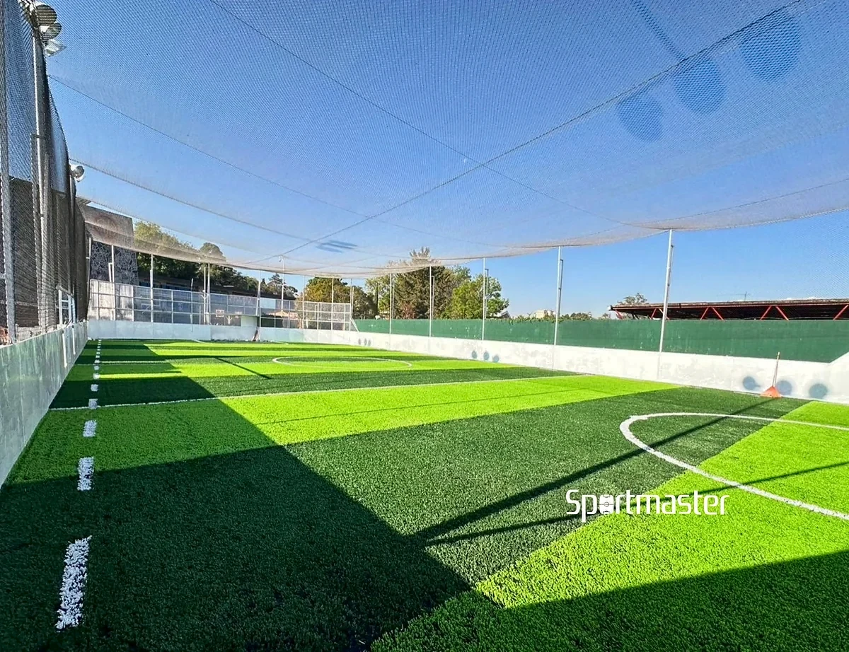 Detalle del pasto sintético de la cancha de fútbol rápido en Cuajimalpa de Morelos, Ciudad de México