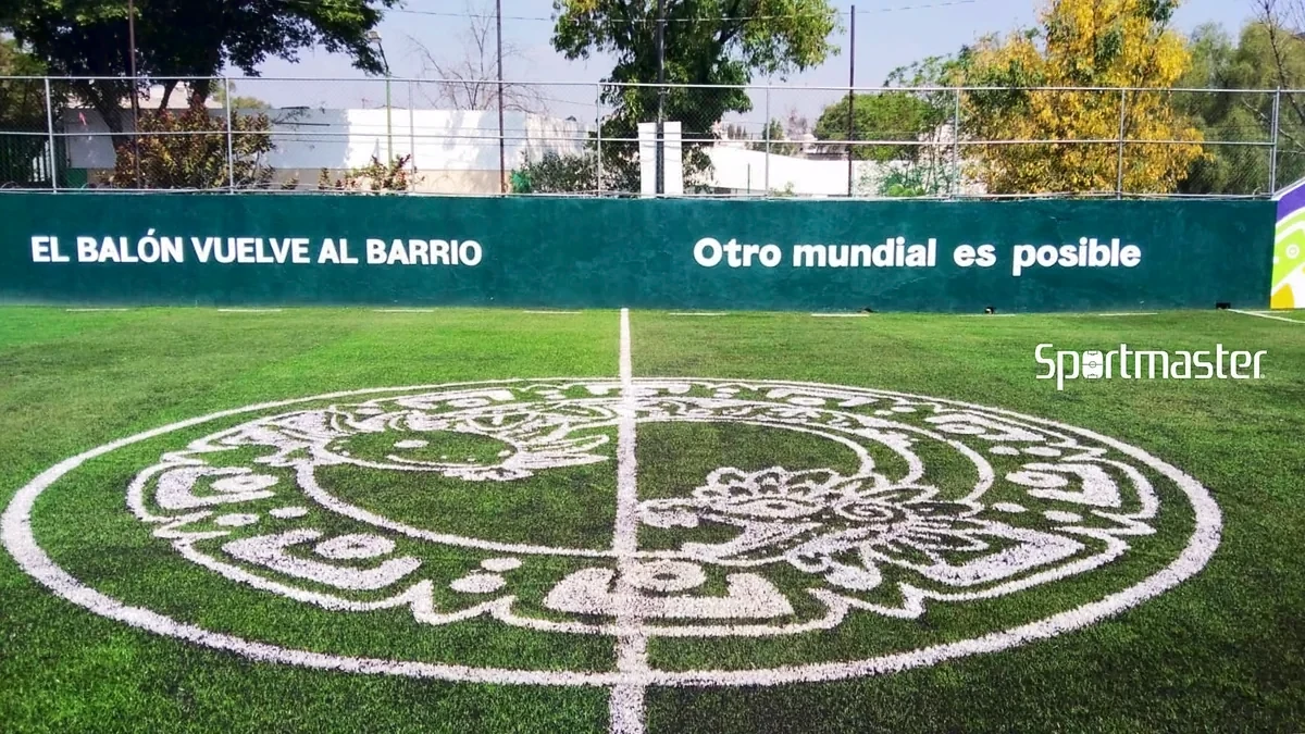 Cancha de fútbol rápido con pasto sintético en Deportivo Emiliano Zapata, Coyoacán, Ciudad de México: otra vista de la cancha