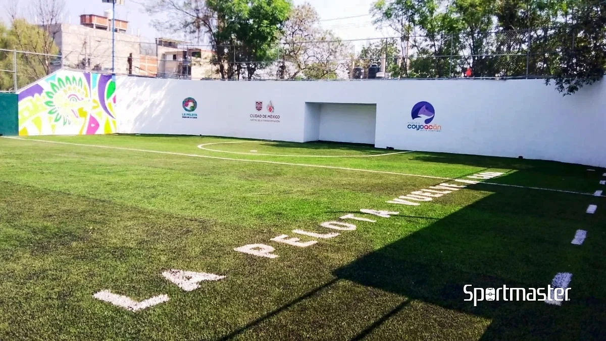 Detalle del pasto sintético de la cancha de fútbol rápido en Coyoacán, Ciudad de México