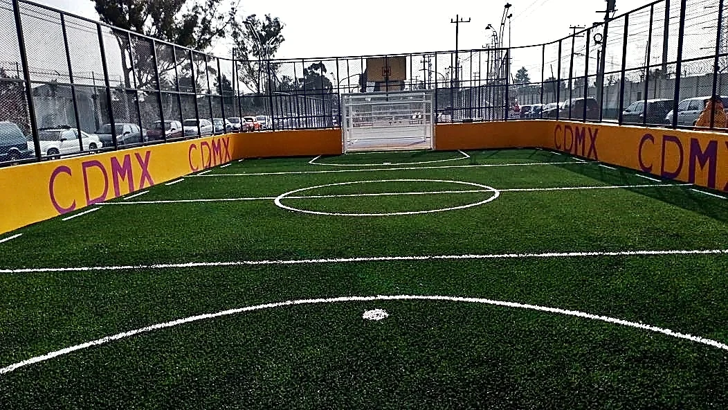 Detalle del pasto sintético de la cancha de fútbol rápido en Iztapalapa, Ciudad de México
