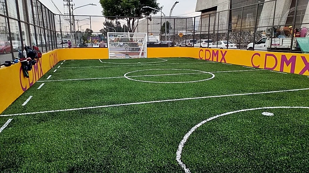 Detalle del pasto sintético de la cancha de fútbol rápido en Iztapalapa, Ciudad de México