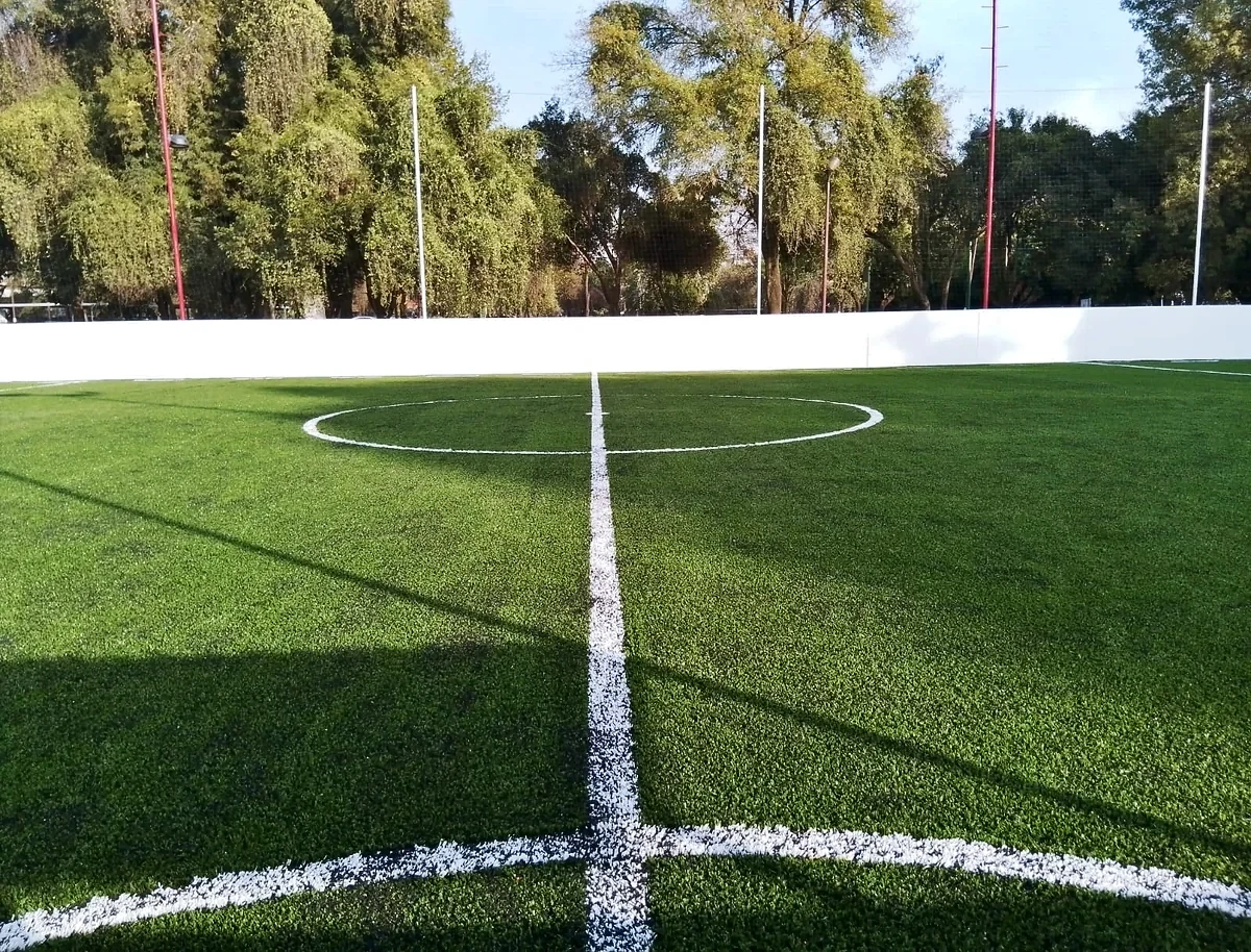Cancha de fútbol rápido con pasto sintético en Lidgar, Gustavo A. Madero, Ciudad de México: líneas de juego insertadas en el pasto