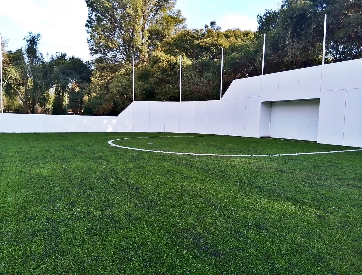 Cancha de fútbol rápido con pasto sintético en Lidgar, Gustavo A. Madero, Ciudad de México: la cancha desde la línea lateral