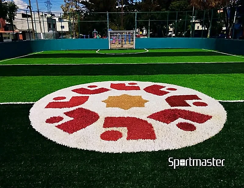 Cancha de fútbol rápido con pasto sintético en Parque Jacinto Huitrón, Iztapalapa, Ciudad de México: líneas de juego insertadas en el pasto