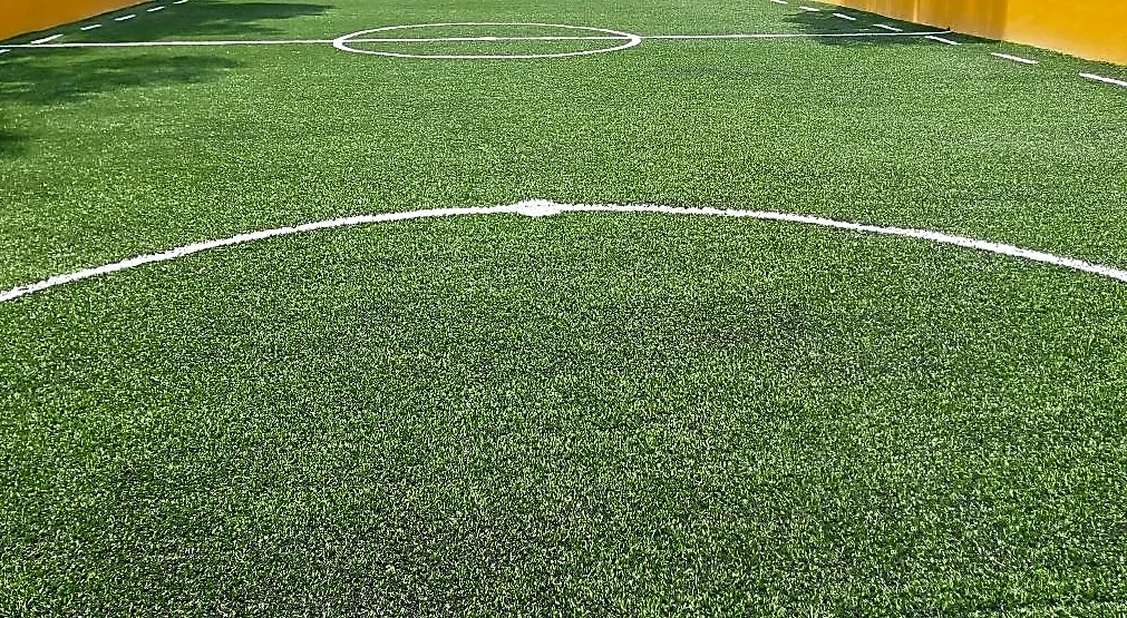 Cancha de fútbol rápido con pasto sintético en Venustiano Carranza, Ciudad de México: la cancha desde la línea lateral
