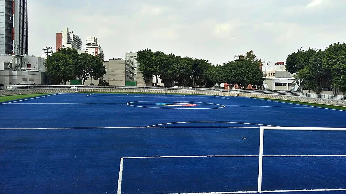Cancha de fútbol soccer con pasto sintético en Deportivo Benito Juárez, Ciudad de México