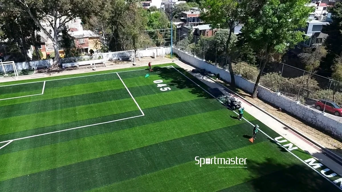 Cancha de fútbol soccer con pasto sintético en Deportivo Contreras, Magdalena Contreras, Ciudad de México: la cancha desdel fondo