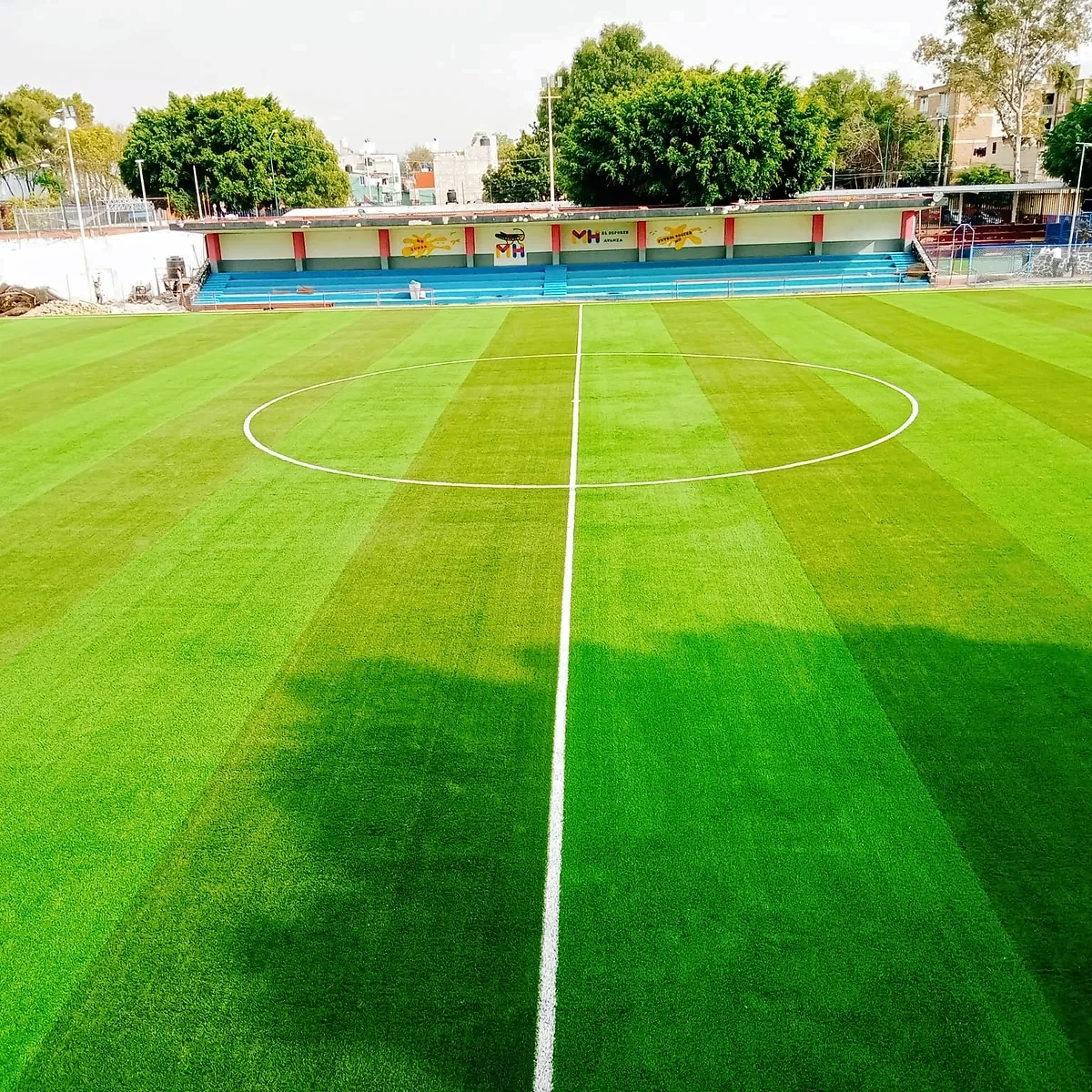 Cancha de fútbol soccer con pasto sintético en Miguel Hidalgo, Ciudad de México: líneas de juego insertadas en el pasto