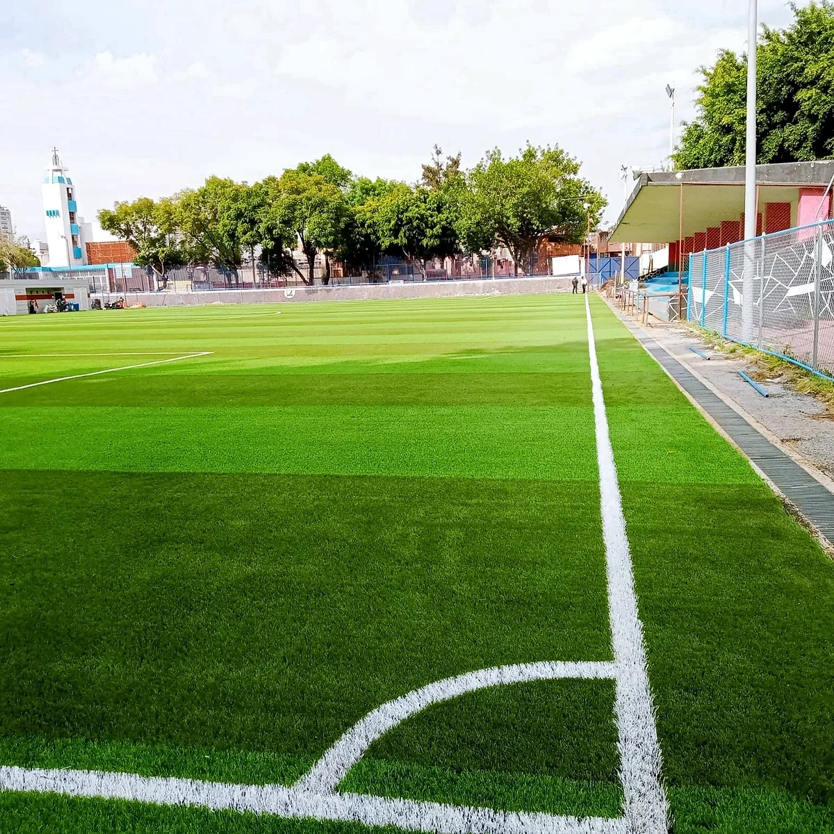 Cancha de fútbol soccer con pasto sintético en Miguel Hidalgo, Ciudad de México: la cancha desdel fondo