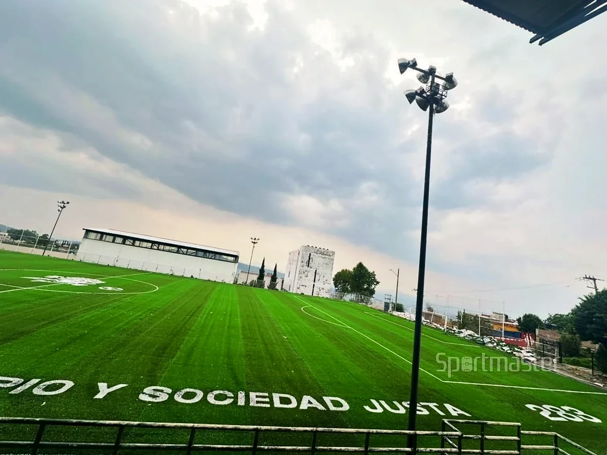 Cancha de fútbol soccer con pasto sintético en PILARES San Lorenzo Tlacoyucan, Milpa Alta, Ciudad de México: líneas de juego insertadas en el pasto