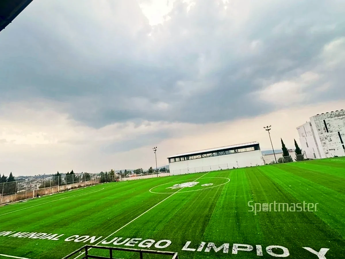 Detalle del pasto sintético de la cancha de fútbol soccer en Milpa Alta, Ciudad de México