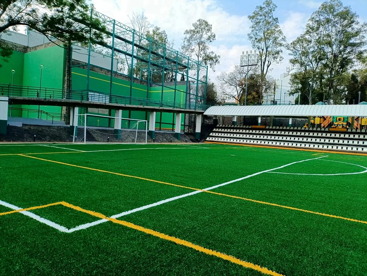 Cancha de fútbol soccer con pasto sintético en Unidad Deportiva Independencia, Magdalena Contreras, Ciudad de México: pasto sintético deportivo recién cepillado