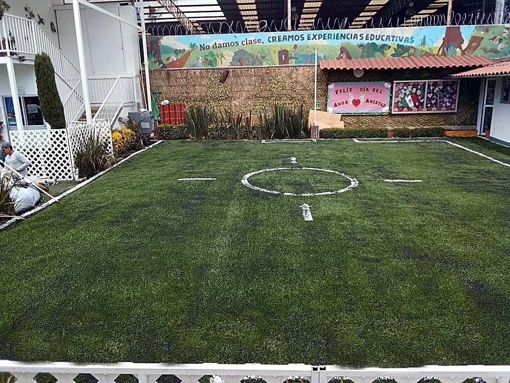 Cancha de minifútbol con pasto sintético en Colegio Ciprés, Cuajimalpa, Ciudad de México: líneas insertadas en el pasto
