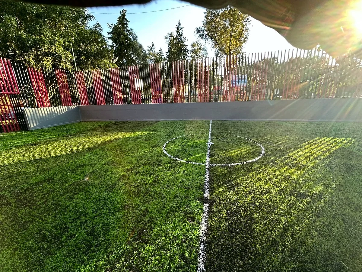 Cancha de minifútbol con pasto sintético en Mansur, Miguel Hidalgo, Ciudad de México: la cancha desde la línea lateral