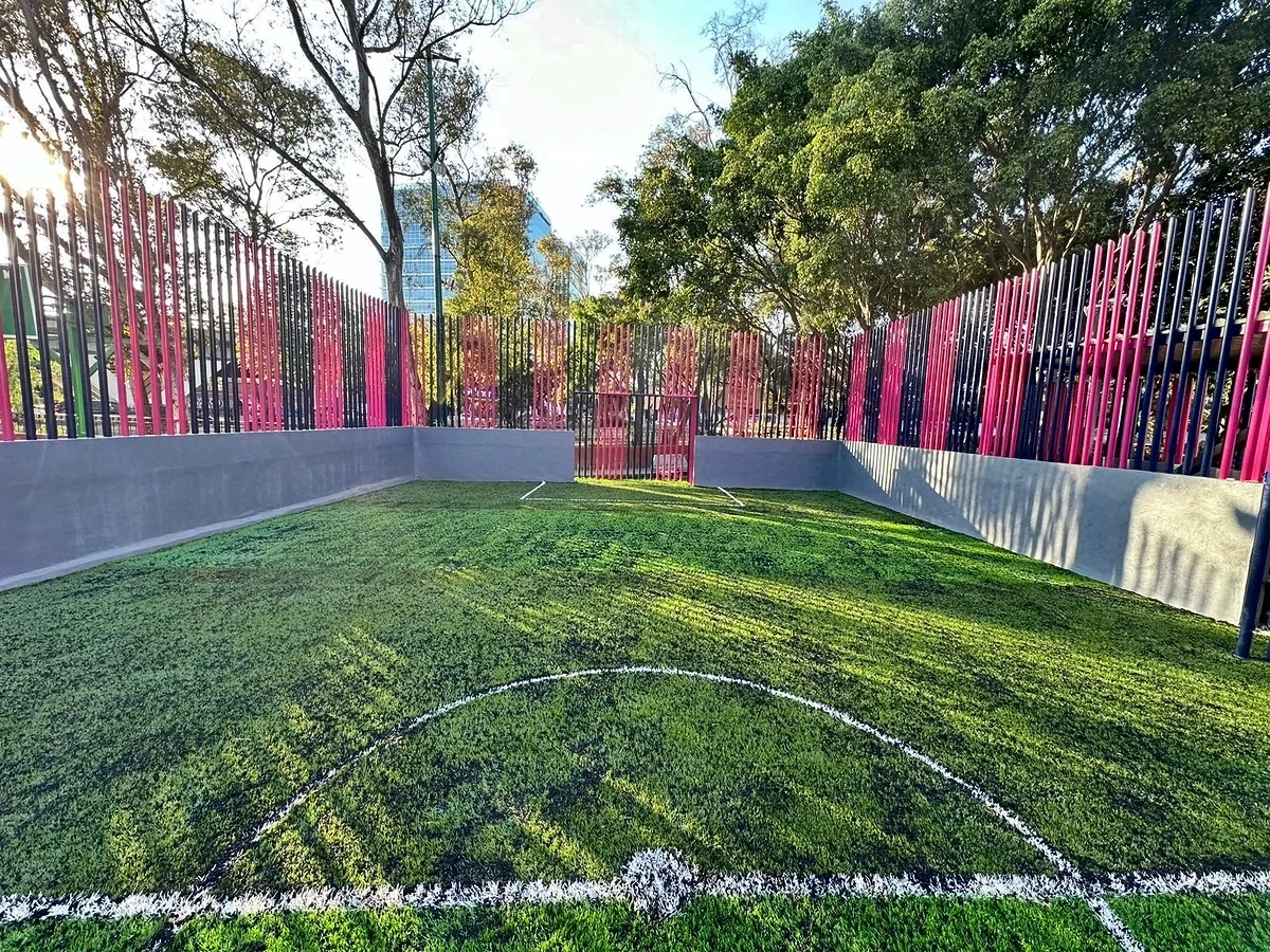 Cancha de minifútbol con pasto sintético en Mansur, Miguel Hidalgo, Ciudad de México: otra vista de la cancha