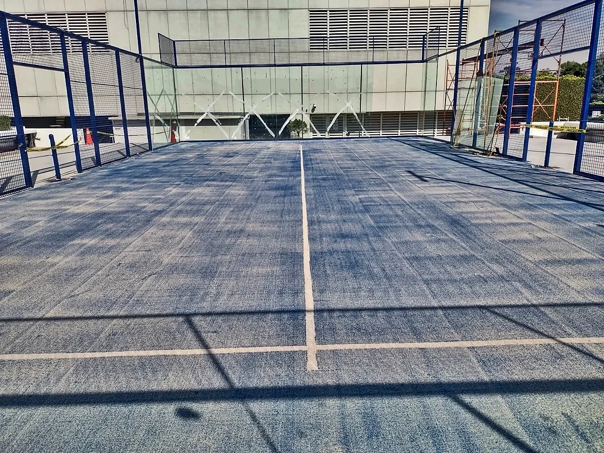 Cancha de pádel con pasto sintético en Coyoacán, Ciudad de México: la cancha desde otro ángulo