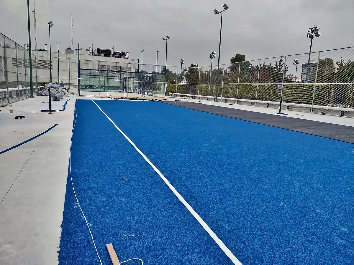 Detalle del pasto sintético de la cancha de pádel en Coyoacán, Ciudad de México