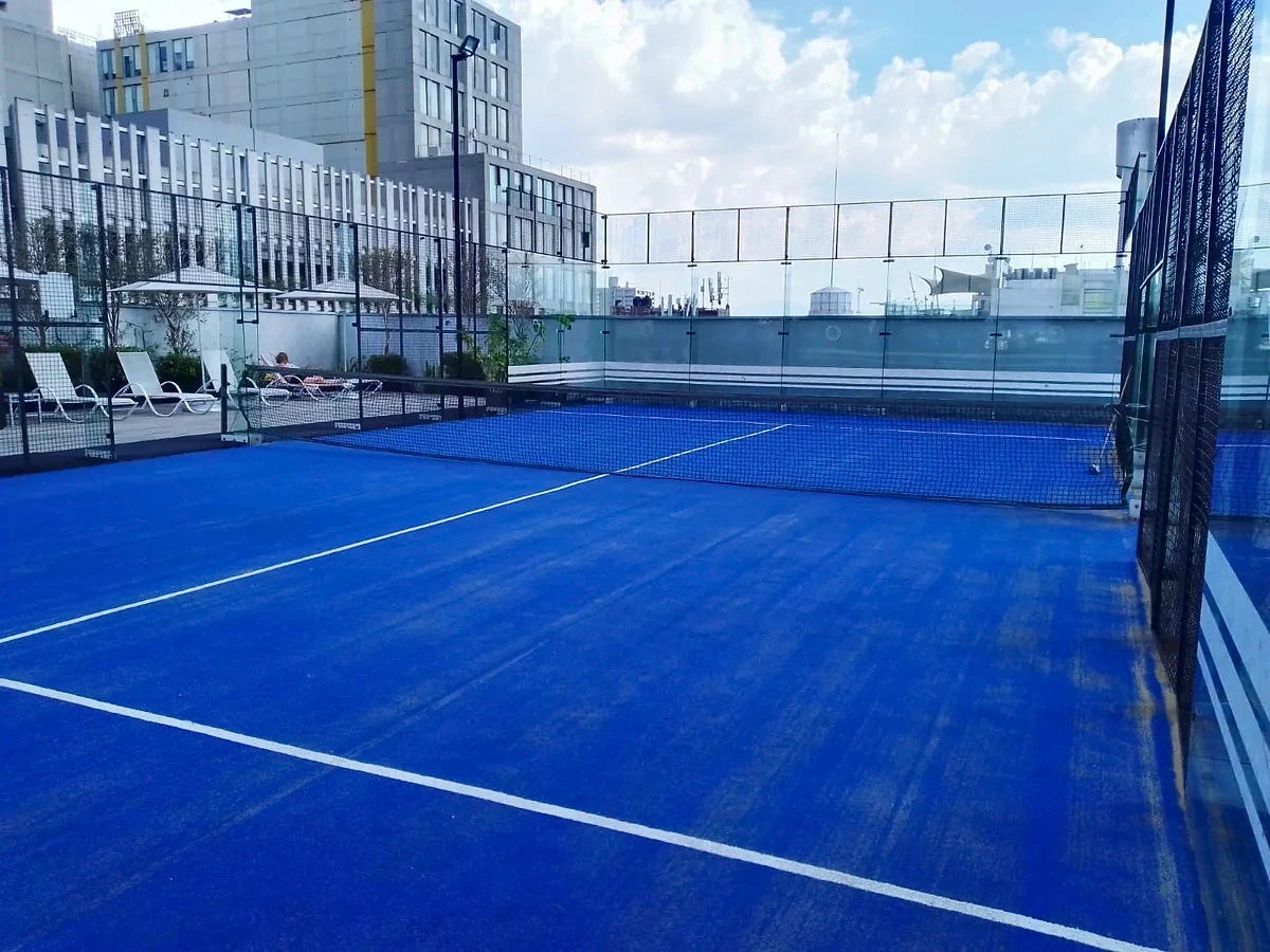 Cancha de pádel con pasto sintético en Hotel, Cuauhtémoc
