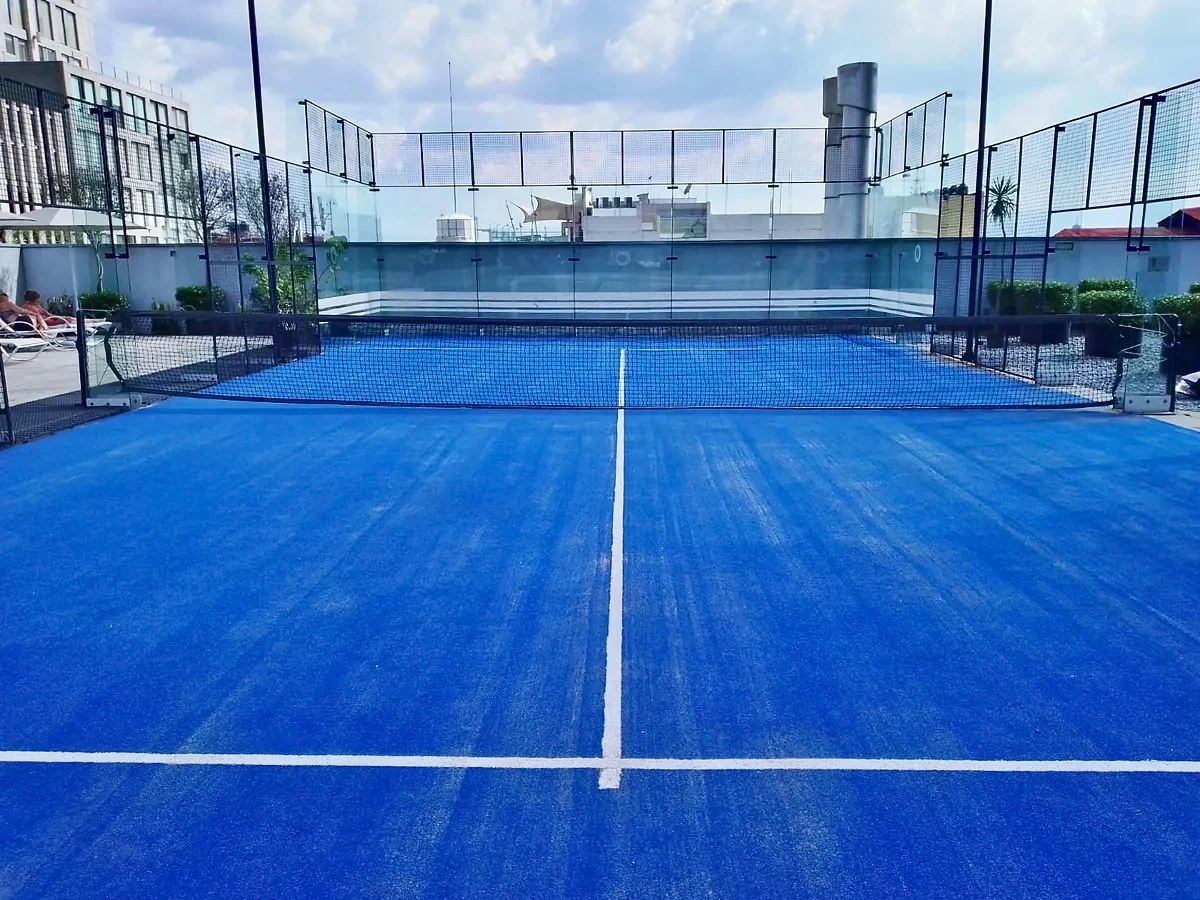 Cancha de pádel con pasto sintético en Hotel, Cuauhtémoc, Ciudad de México: pasto sintético y líneas de juego
