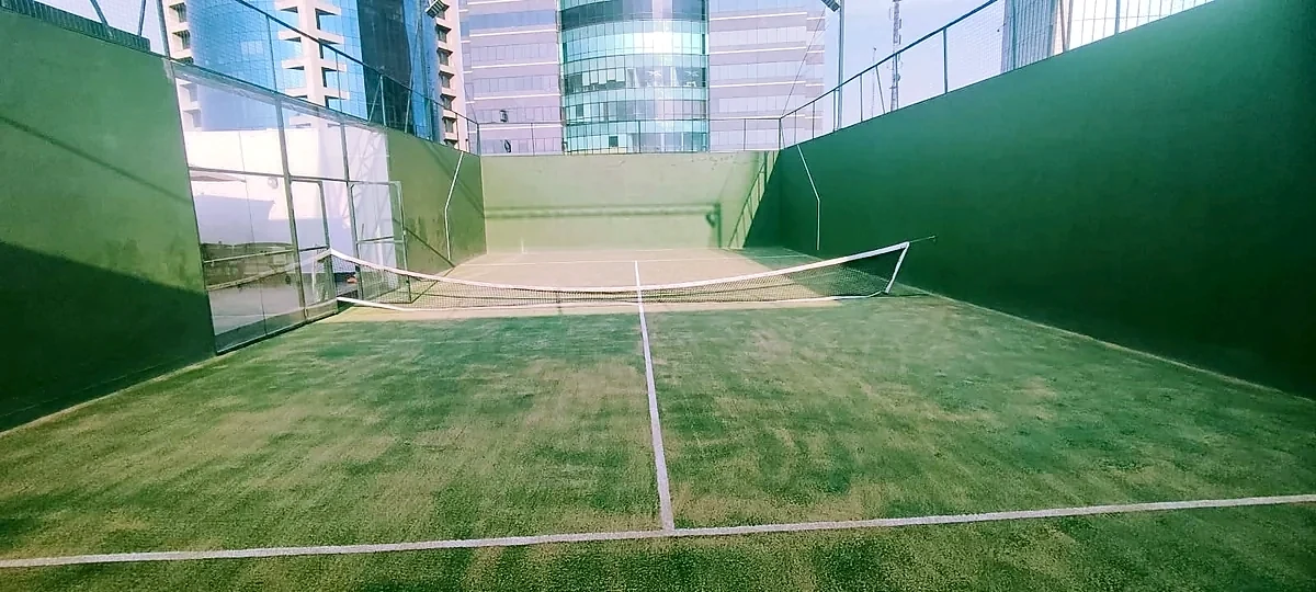Cancha de pádel con pasto sintético en Miguel Hidalgo, Ciudad de México: la cancha desde otro ángulo