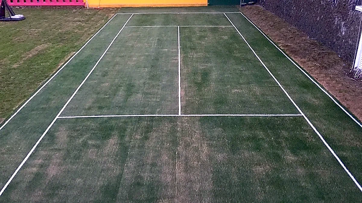 Cancha de tenis con pasto sintético en Coyoacán, Ciudad de México: otra vista de la cancha